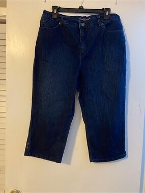 Gloria Vanderbilt Dark Indigo Capris.